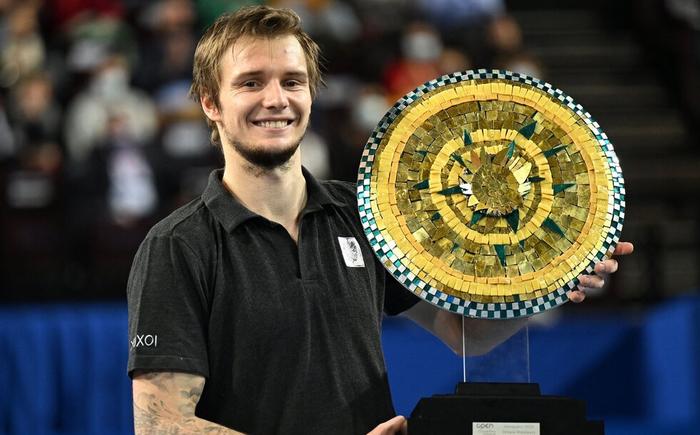 根据目击者 根据目击者